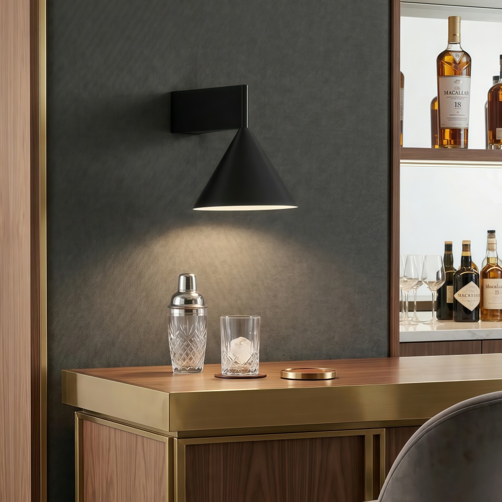 Metorq Wandleuchte im Barbereich