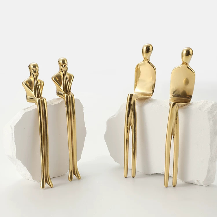 Declaración Verlitho Schrankgriff als goldene skulpturale Hardware auf weißen Sockeln
