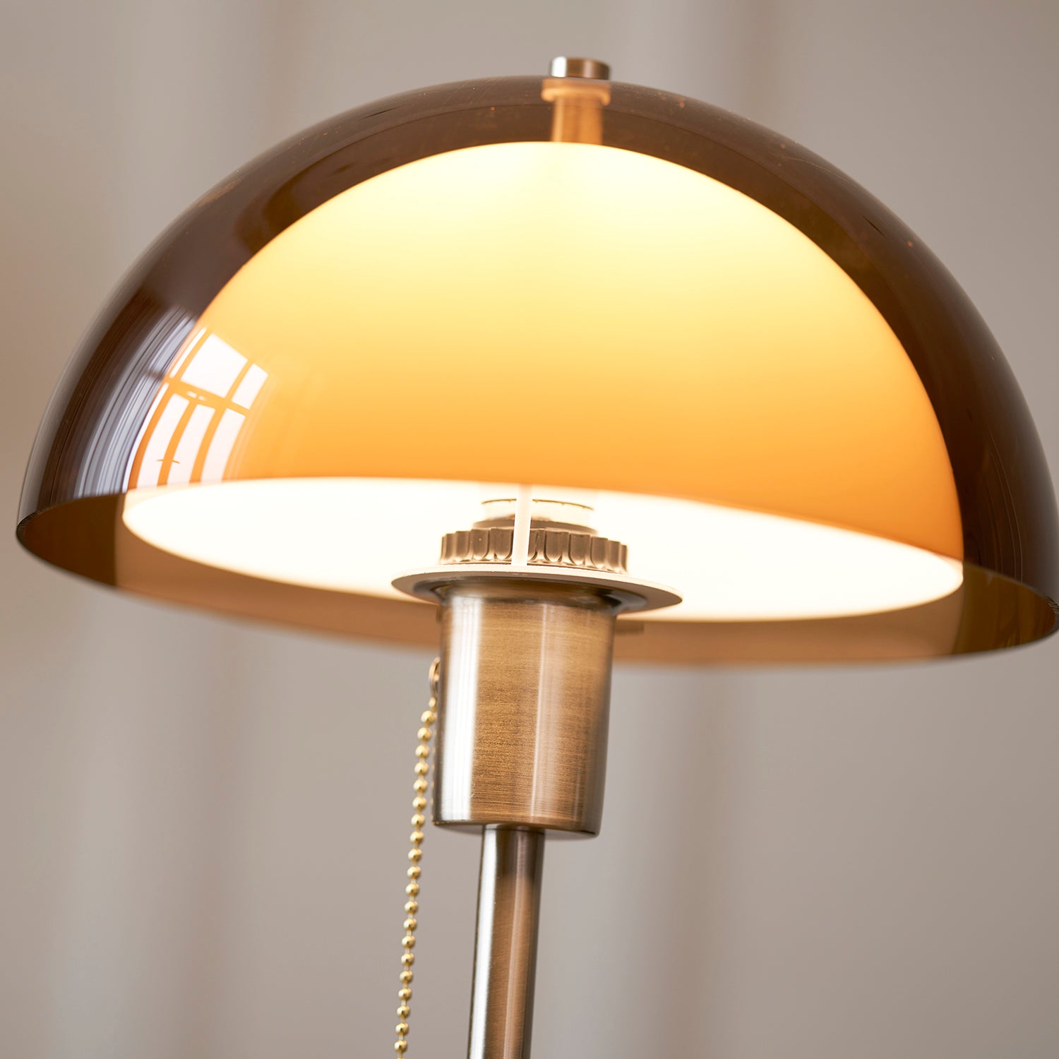 Runder Lampenschirm mit bernsteinfarbenem Detail
