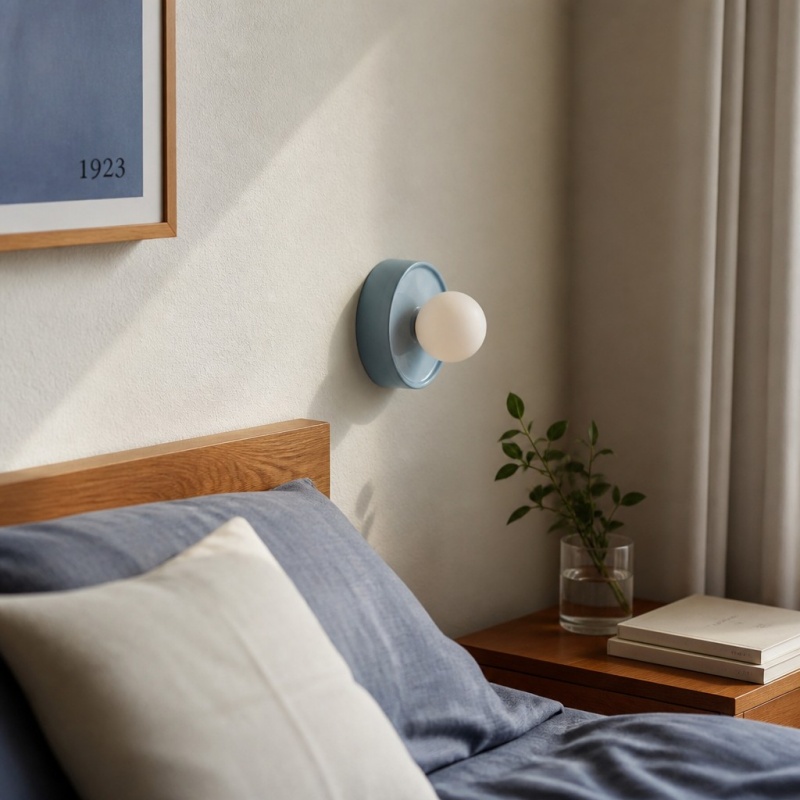 Blaue Solna Wandleuchte am Bett