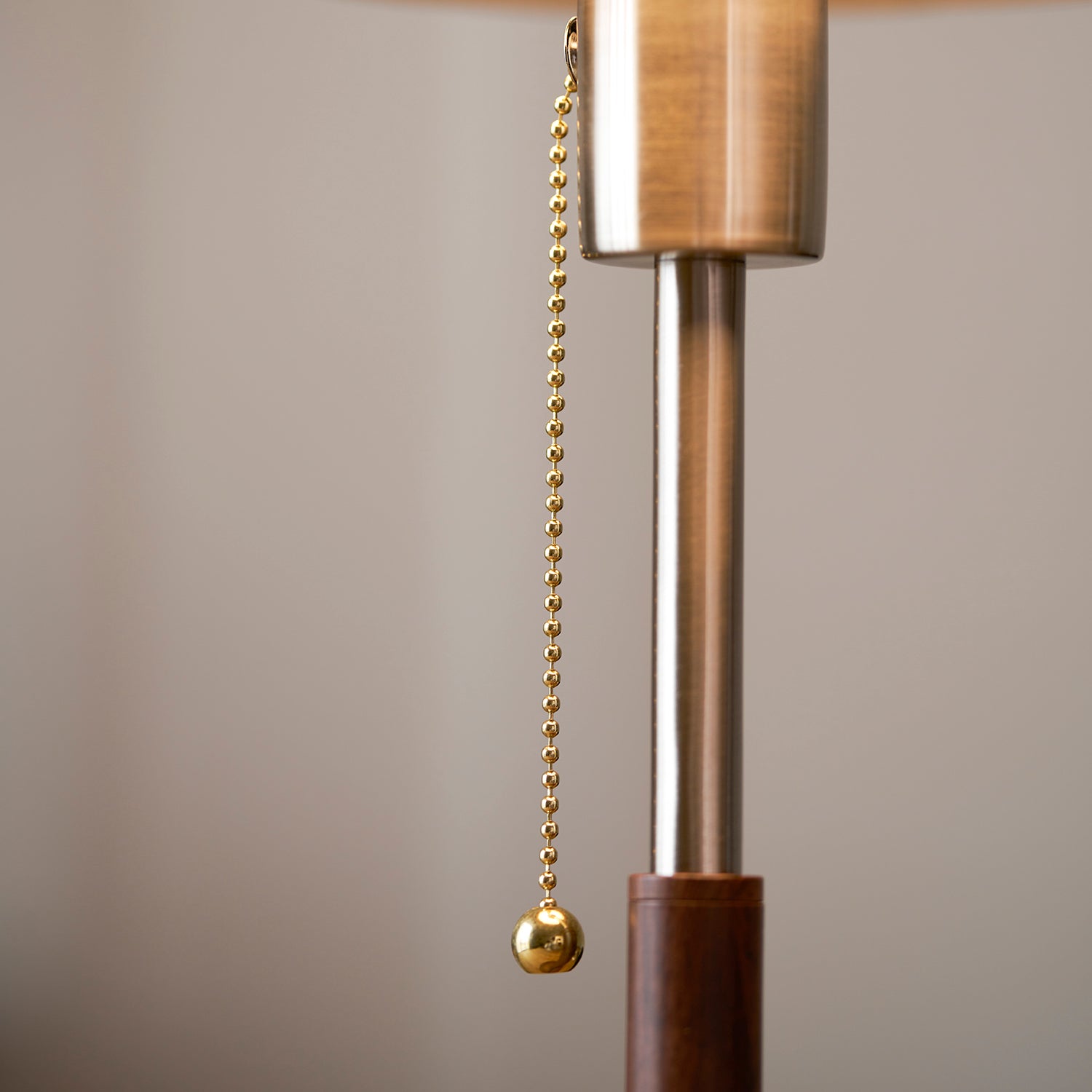 Zugschalter und Stabdetail der Tischlampe