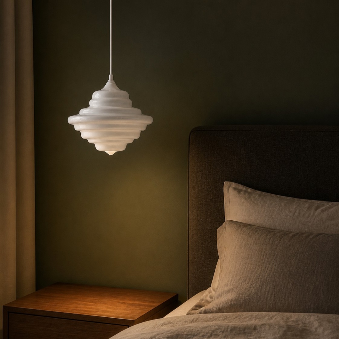 Lámpara colgante de cristal blanco junto a un dormitorio tranquilo