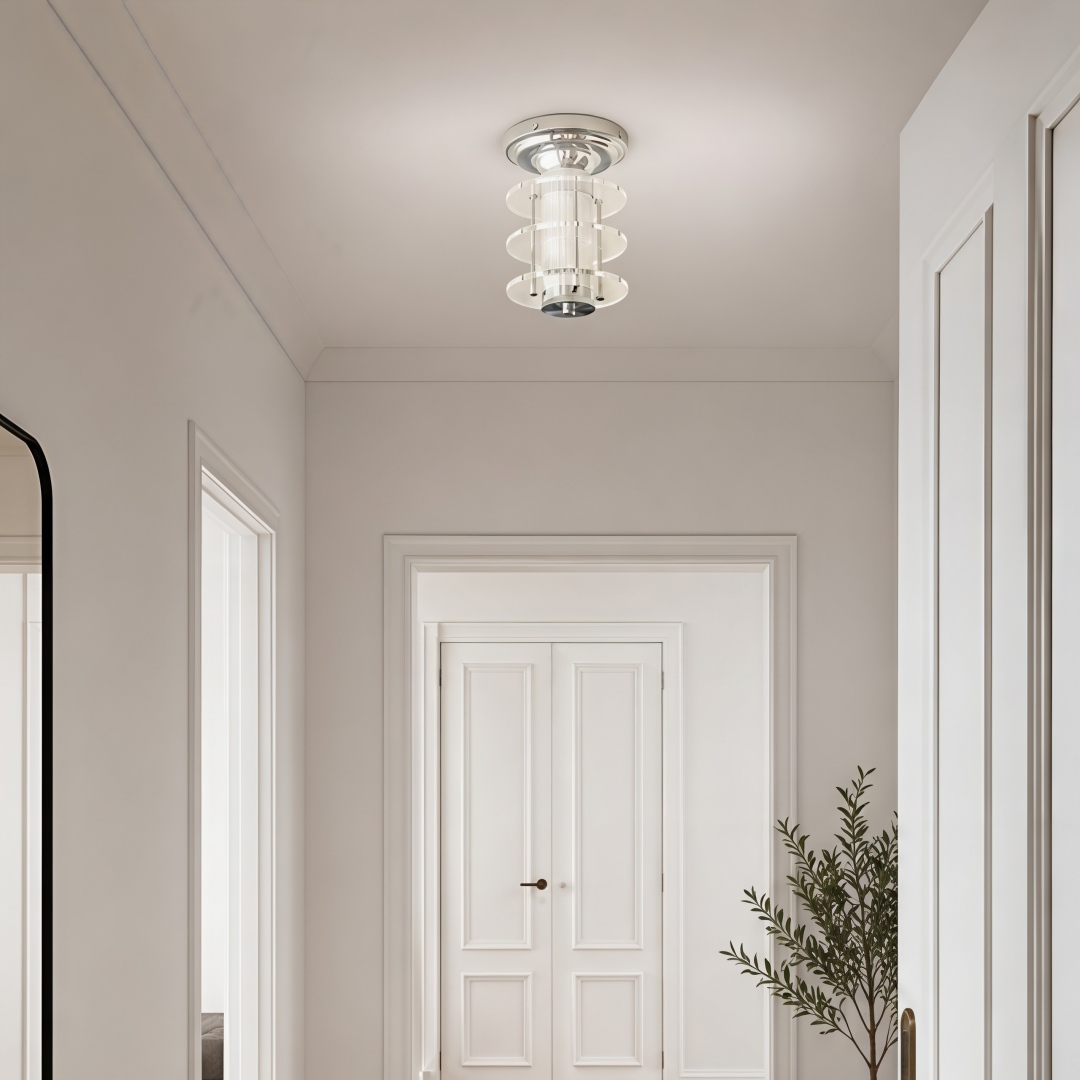 Lámpara de techo estilo Bauhaus en la entrada de un apartamento.