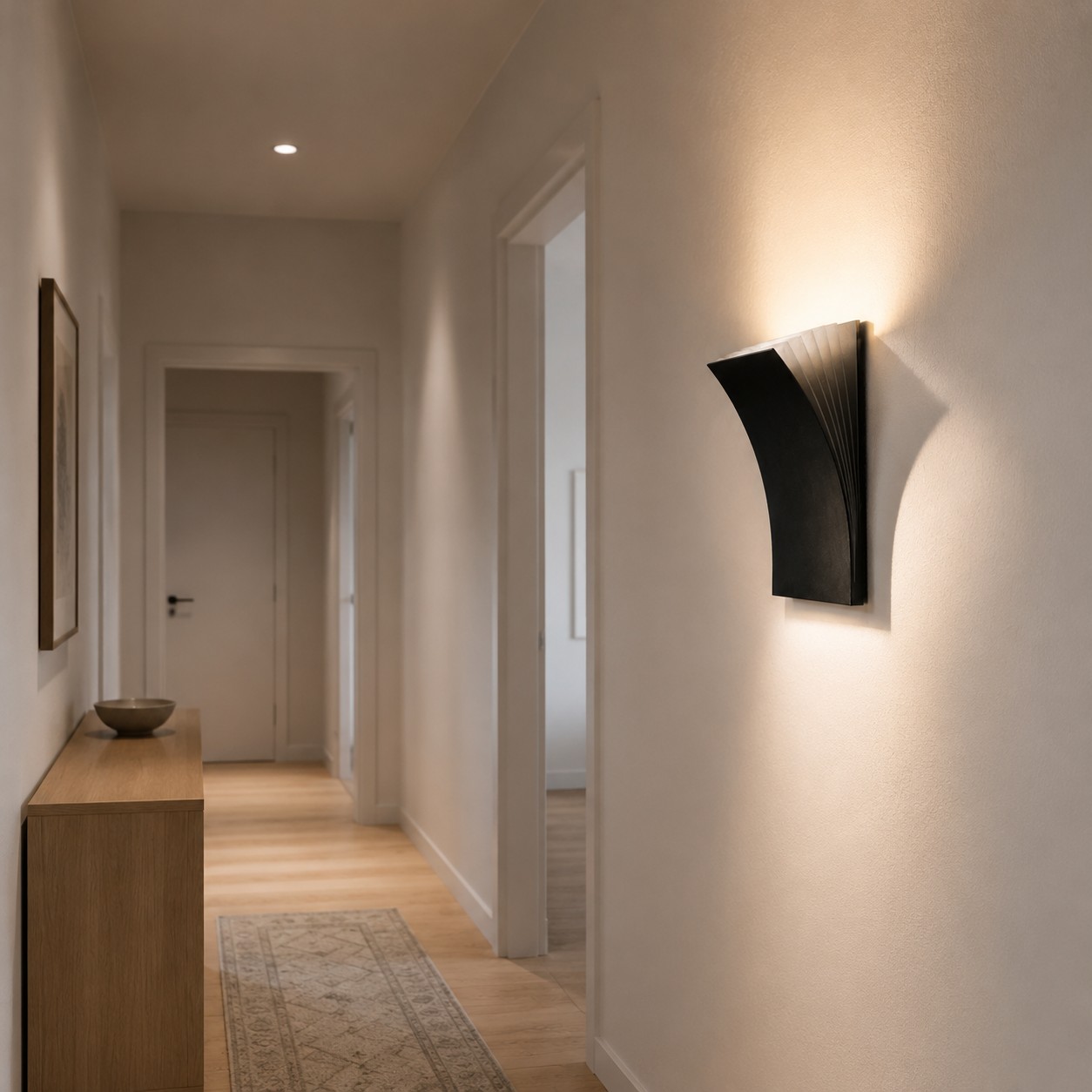 Aplique de pared curvo en un pasillo