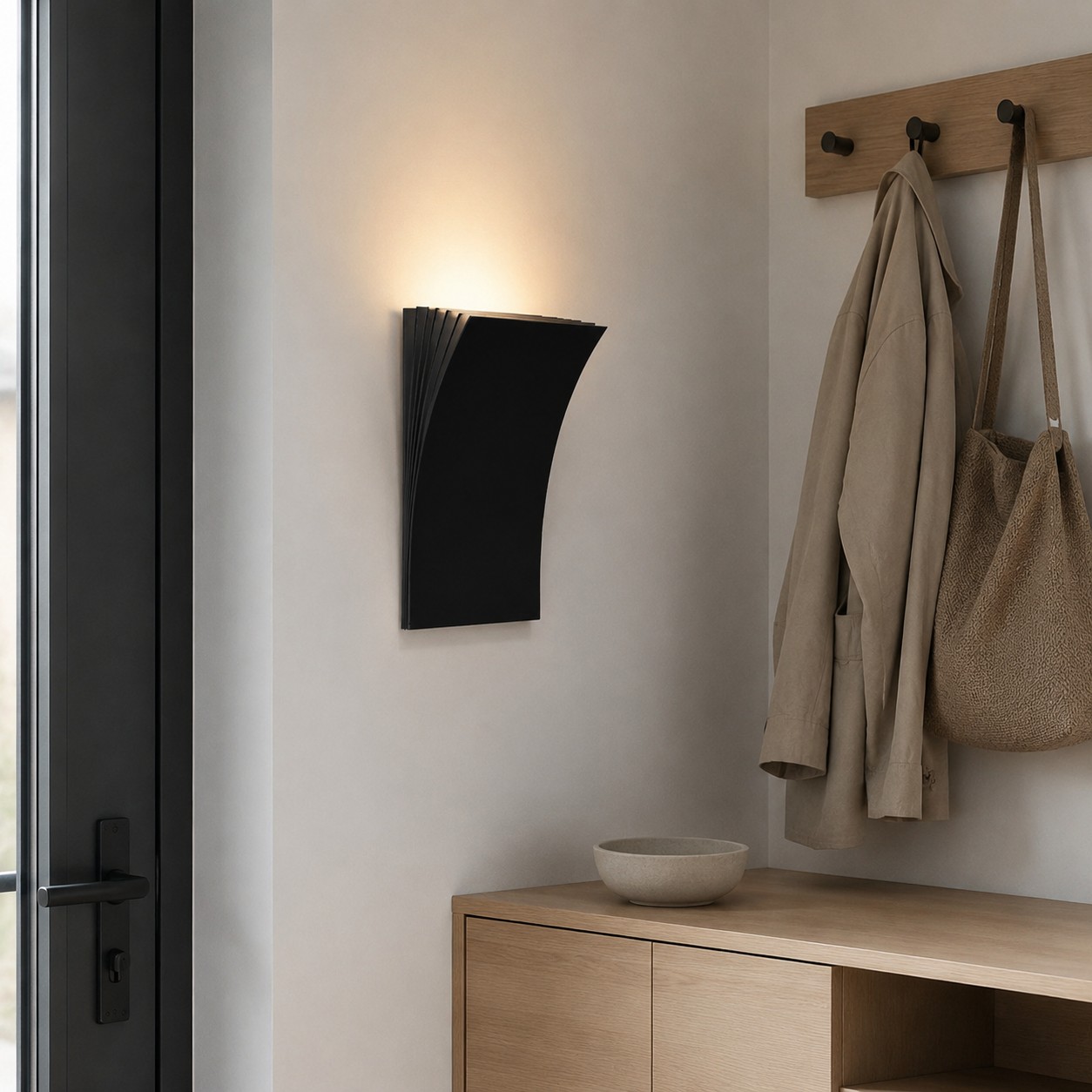Aplique de pared curvo en una sala de estar