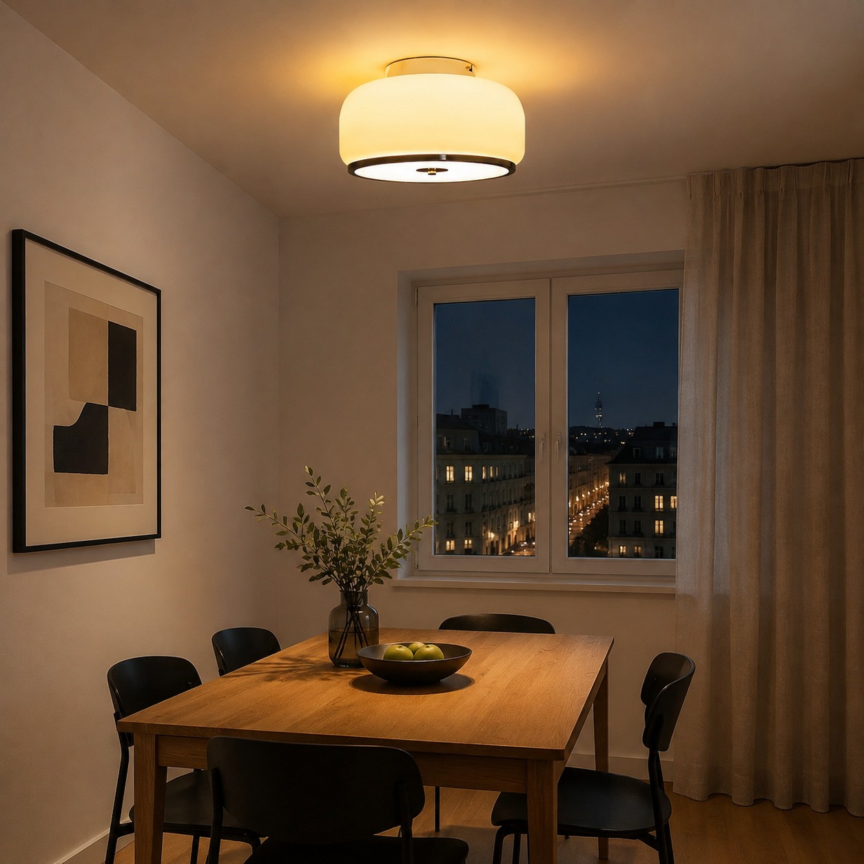 Lámpara de techo de cristal ámbar sobre un comedor