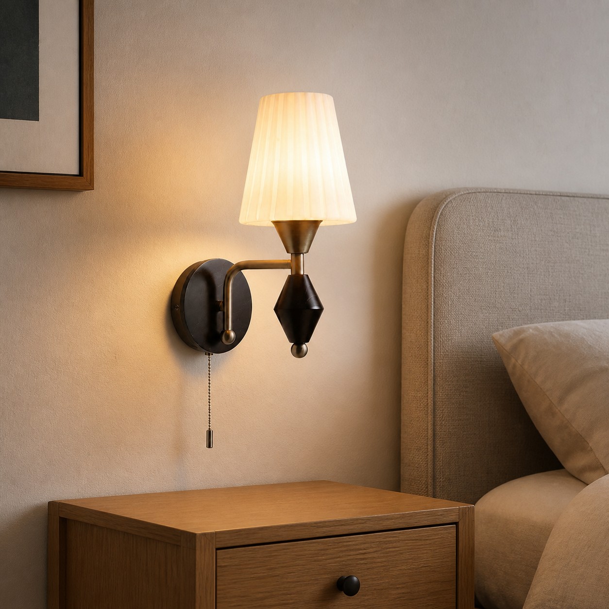 Aplique de pared instalado junto a la cama.