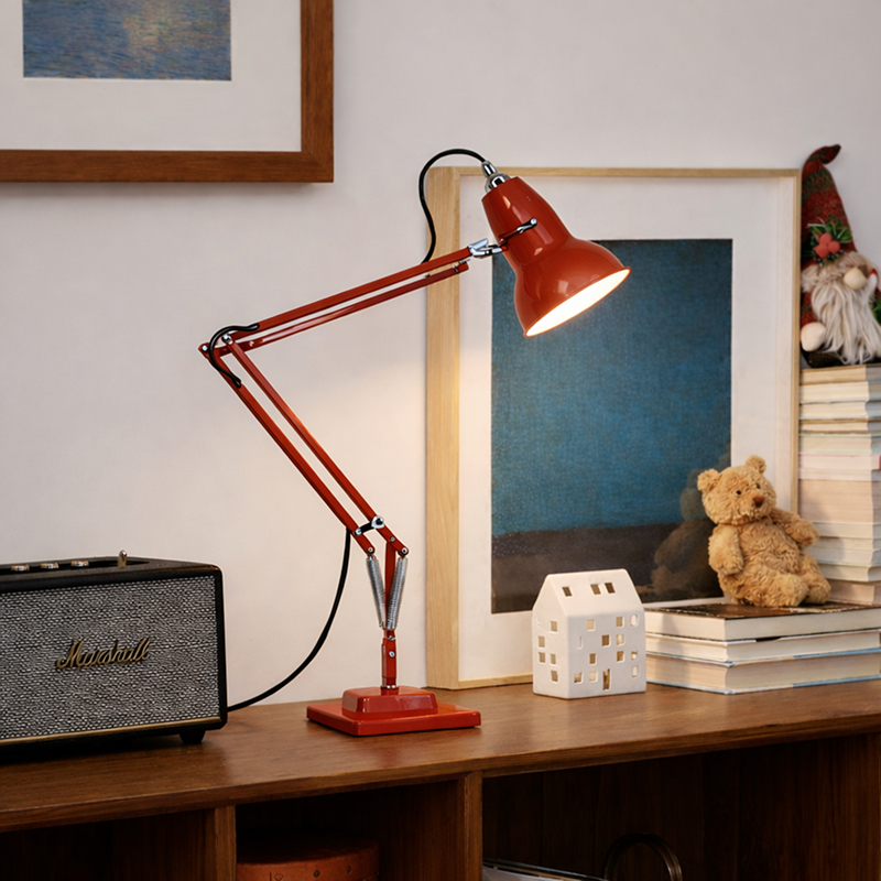 Rote Schreibtischlampe auf einem Sideboard