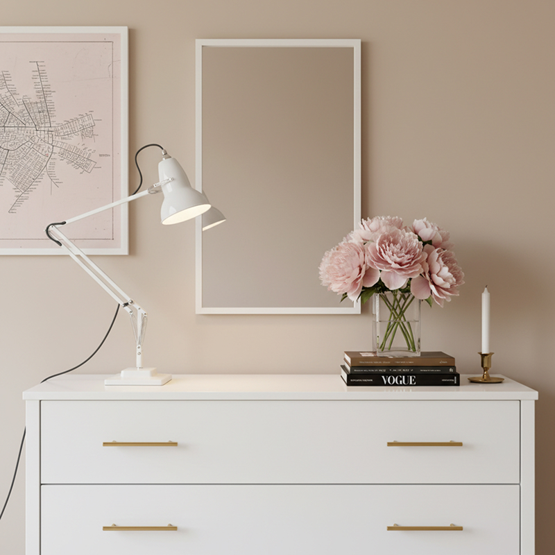 Weiße Lampe auf einer Kommode