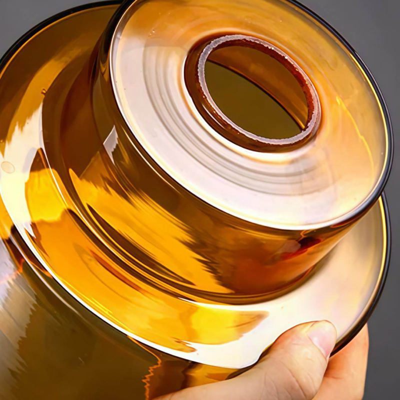 Bernsteinfarbenes Glasdetail der Crystalline Pendelleuchte