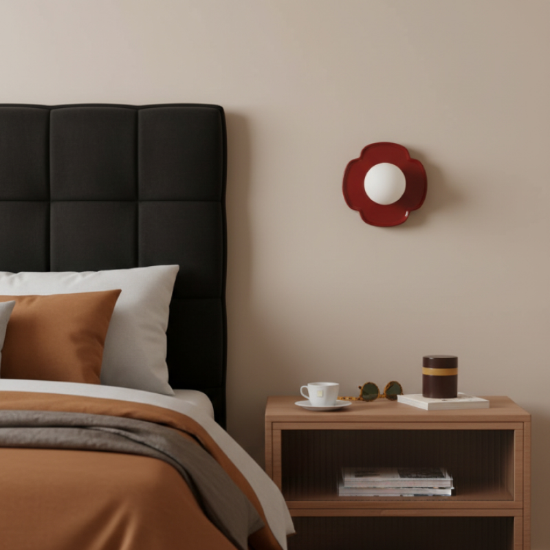 Rote Flower Petal Wandleuchte im Schlafzimmer