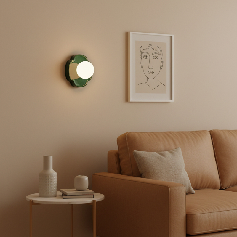 Grüne Flower Petal Wandleuchte neben Sofa