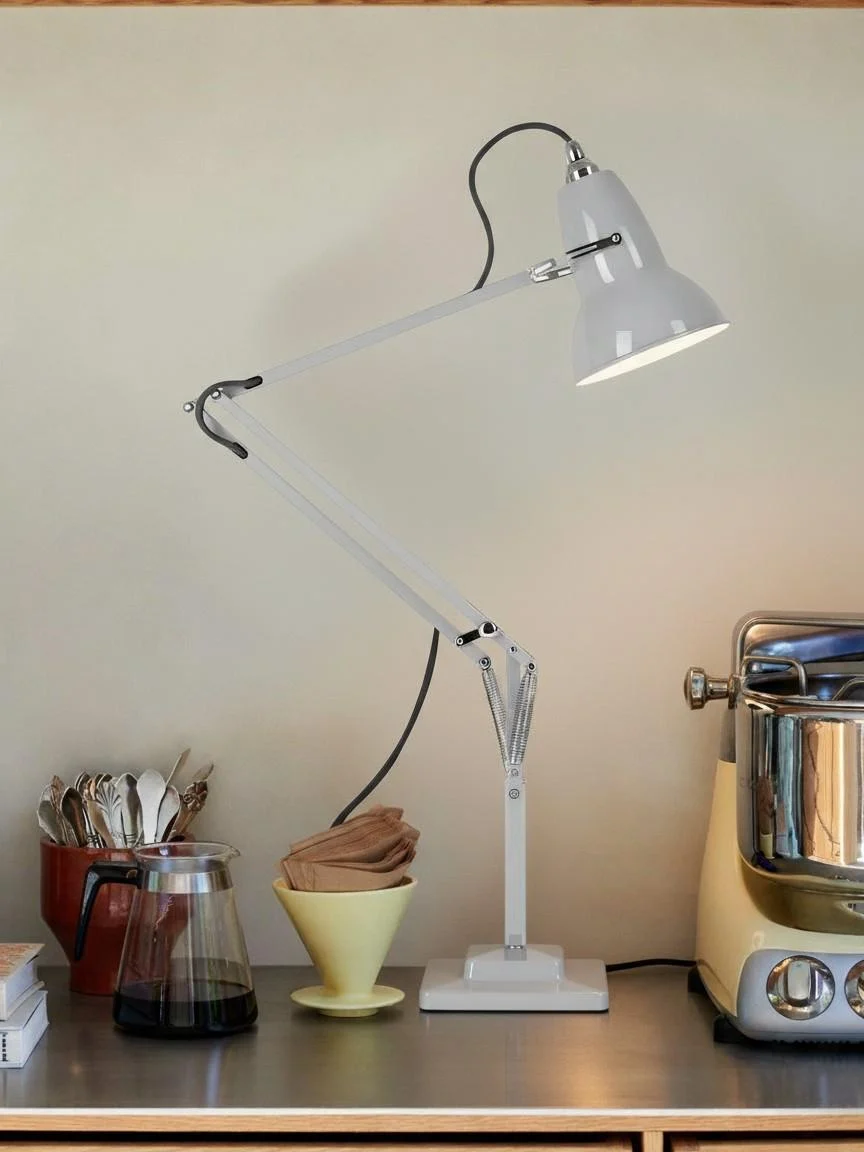Weiße Lampe auf einem Tisch