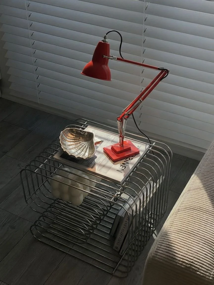 Rote Lampe auf Metallablage