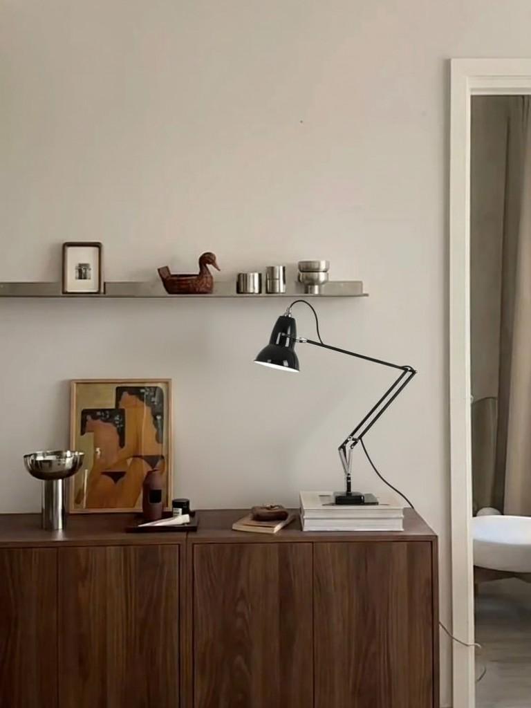 Schwarze Lampe auf Kommode