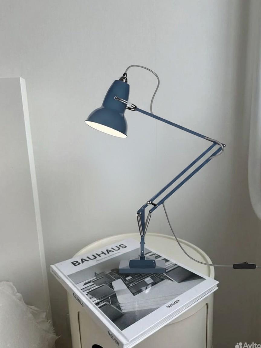 Blaue Lampe auf Nachttisch