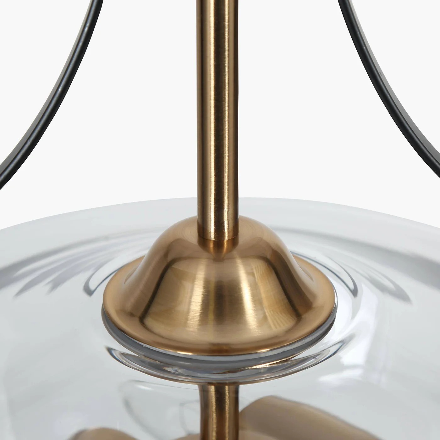 Detail des Metallrahmens und Glases der Lirra Pendelleuchte