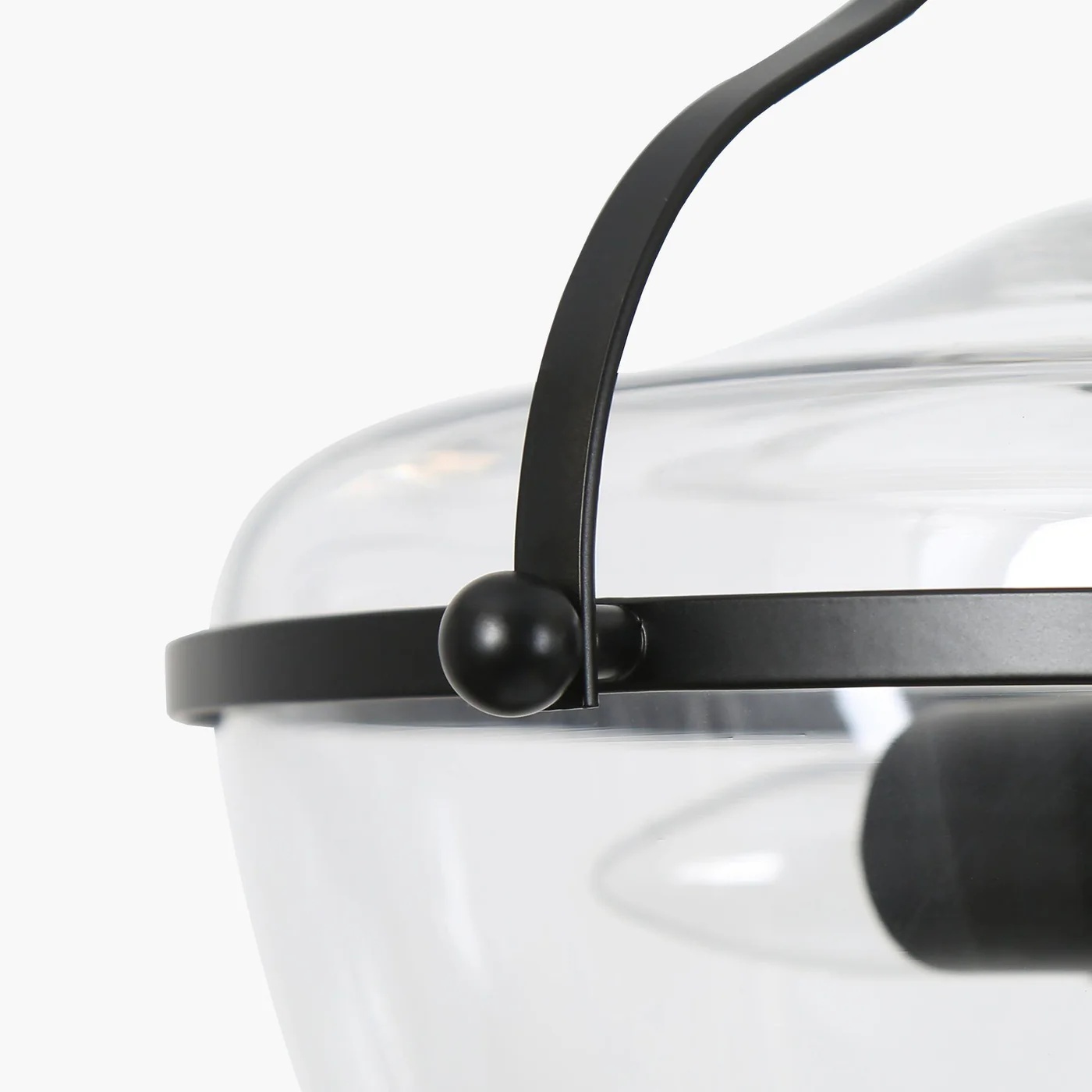 Nahaufnahme des Glas- und Metallrandes der Lirra Pendelleuchte