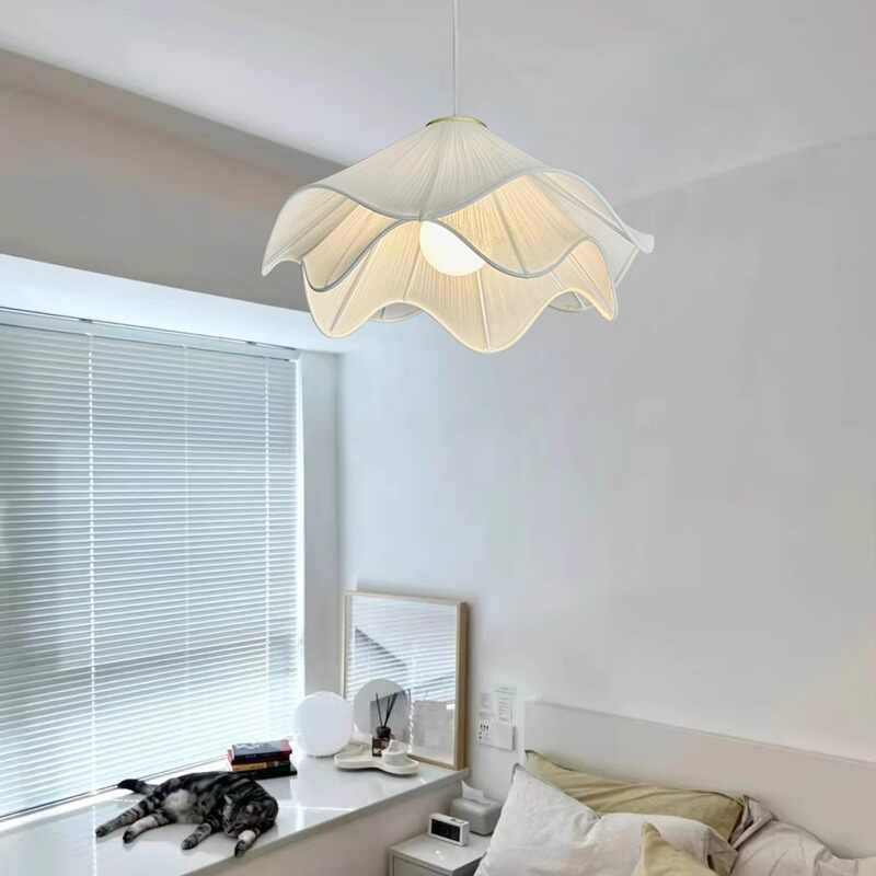 Ethereal Bloom Pendelleuchte im Schlafzimmer