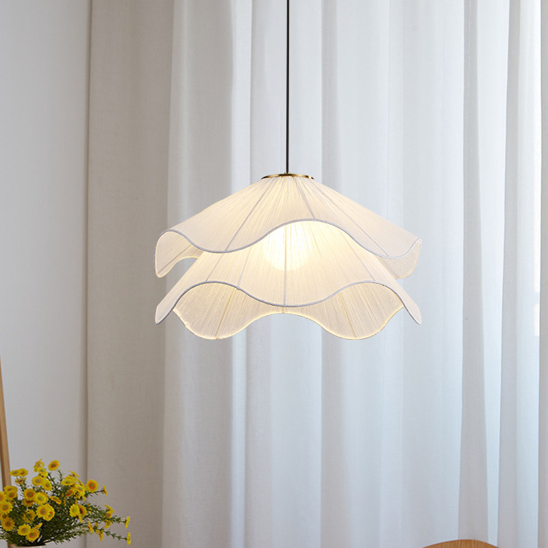 Ethereal Bloom Pendelleuchte vor hellem Vorhang