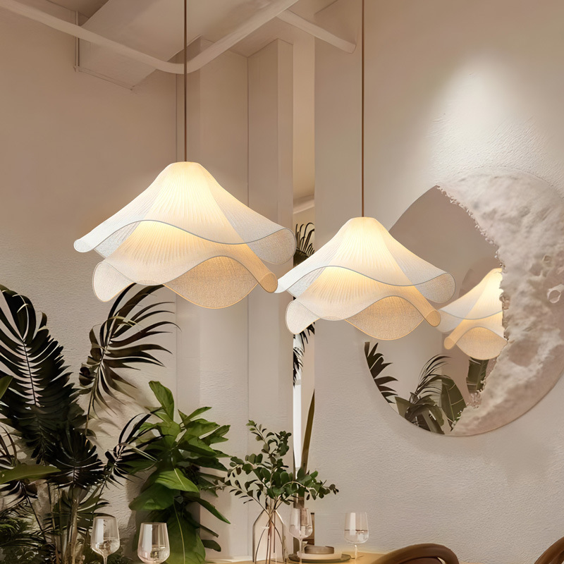 Ethereal Bloom Pendelleuchte in einem grünen Wohnraum