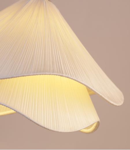 Detailaufnahme des plissierten Stoffschirms mit sanftem Licht