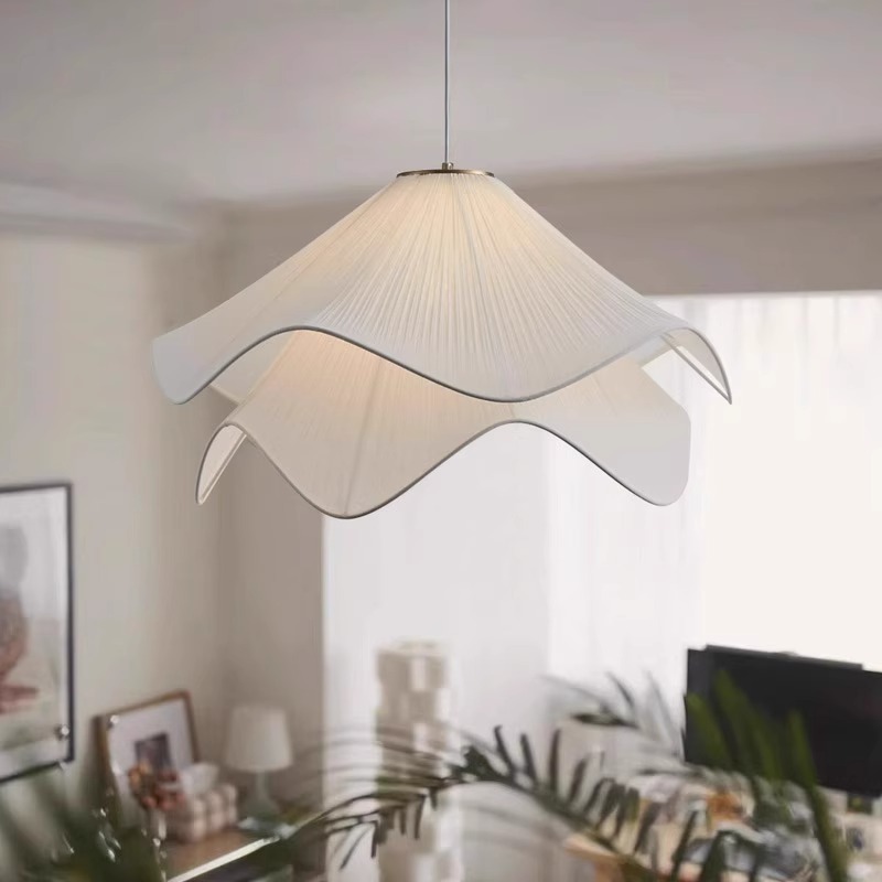 Ethereal Bloom Pendelleuchte in einem Arbeitsbereich