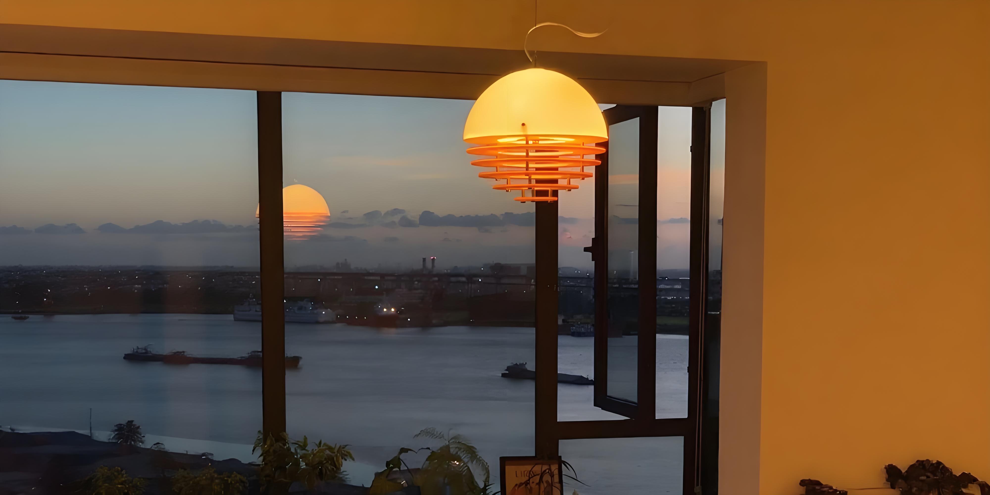 Bauhaus Sunset Pendelleuchte im Abendlicht