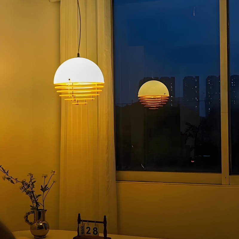 Bauhaus Sunset Pendelleuchte am Fenster