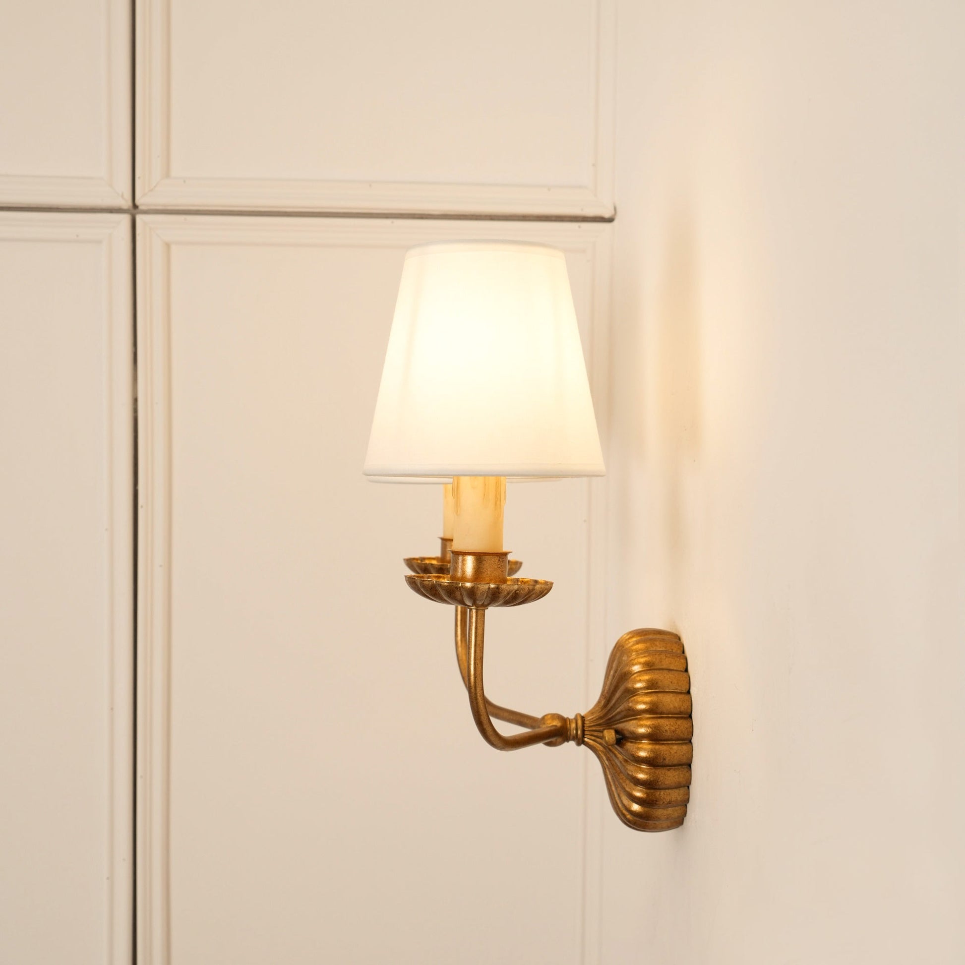 Catina Wandleuchte mit Stoffschirm und antikgoldenem Arm