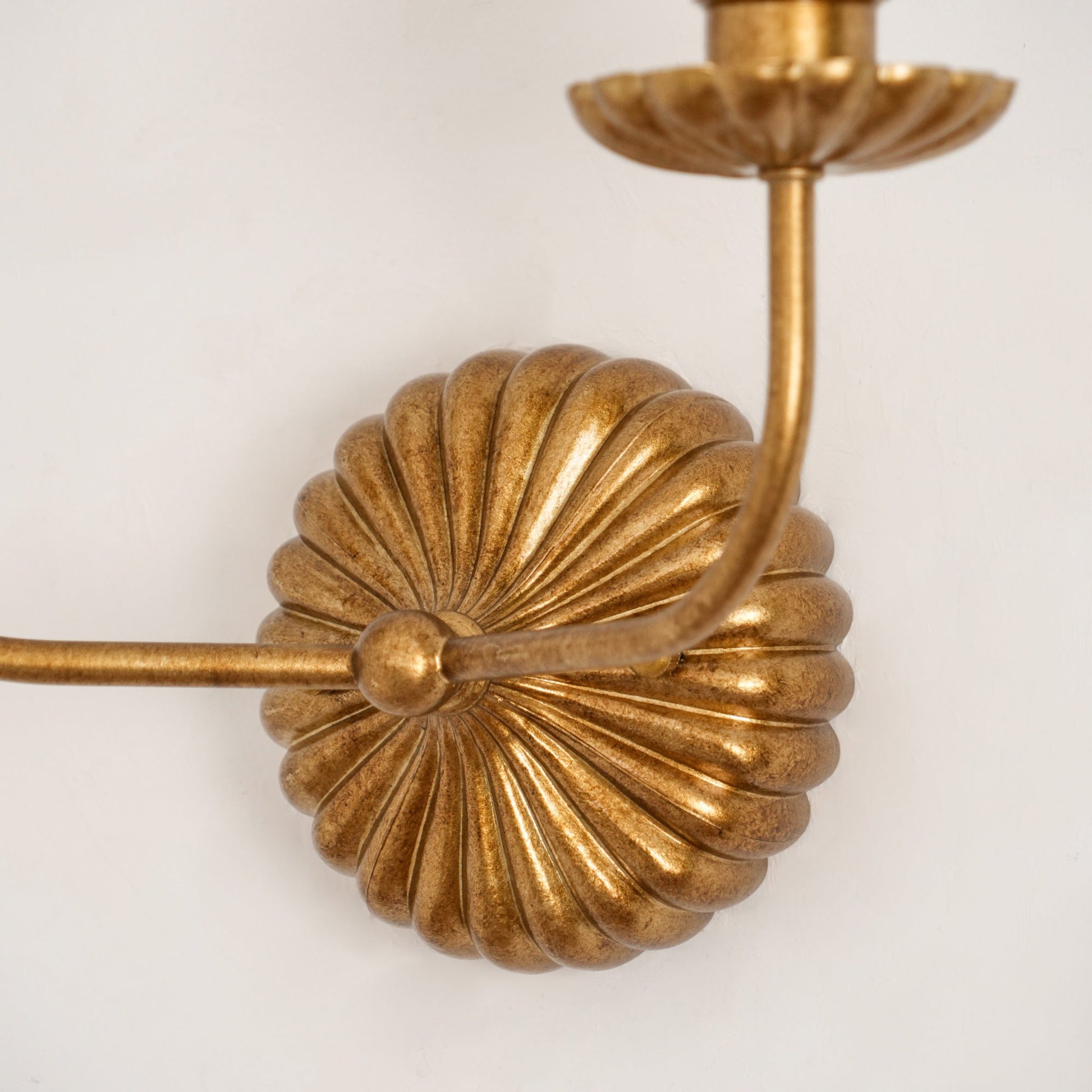 Eisenkörper mit handaufgetragenen Blattgolddetails
