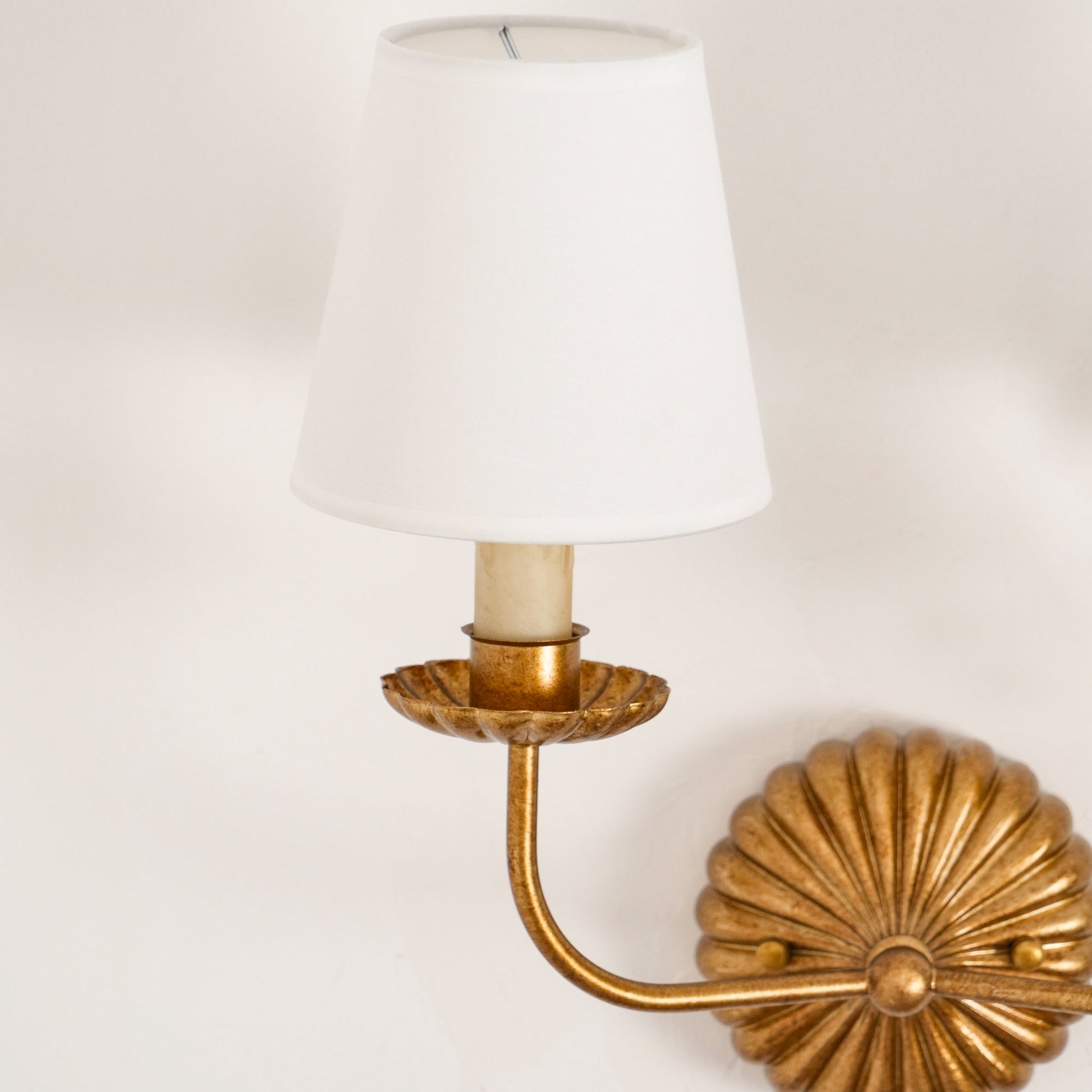 Mit antiken goldenen Kerzenständern