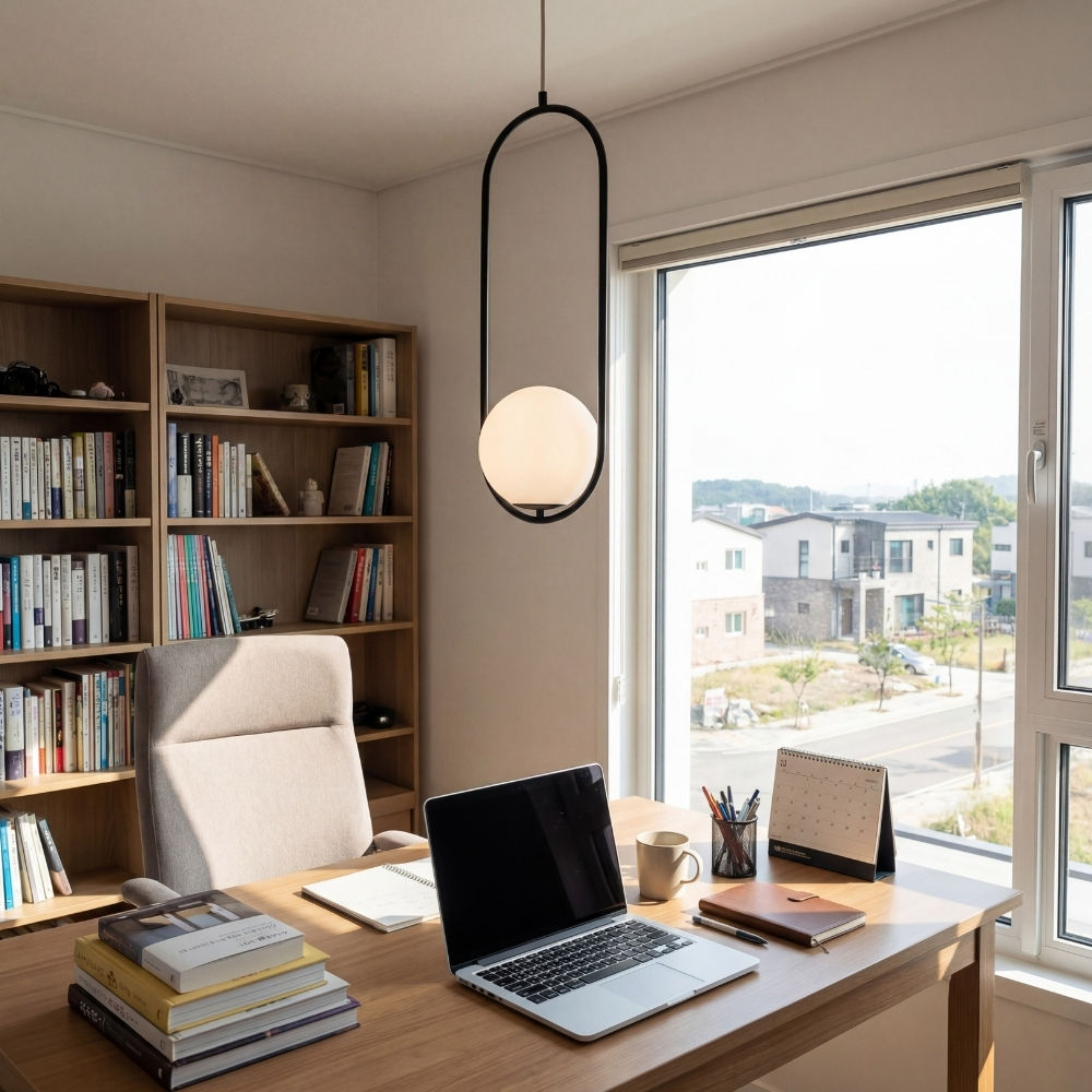 Kundenfoto der Lunectra Pendelleuchte im Arbeitszimmer