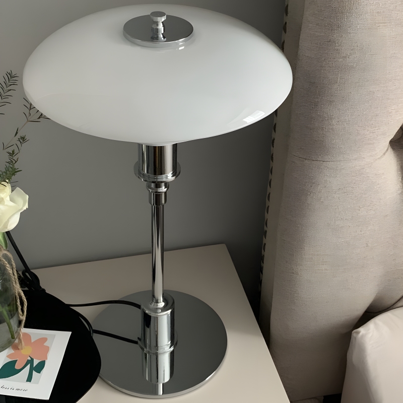 Kundenfoto mit Layora Tischleuchte auf einem Tisch