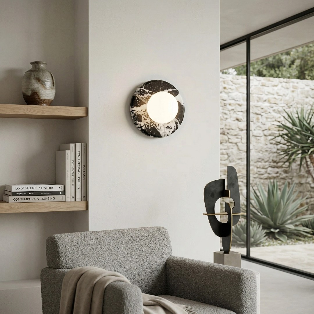 Oria Wandleuchte an einer Wand mit Regal