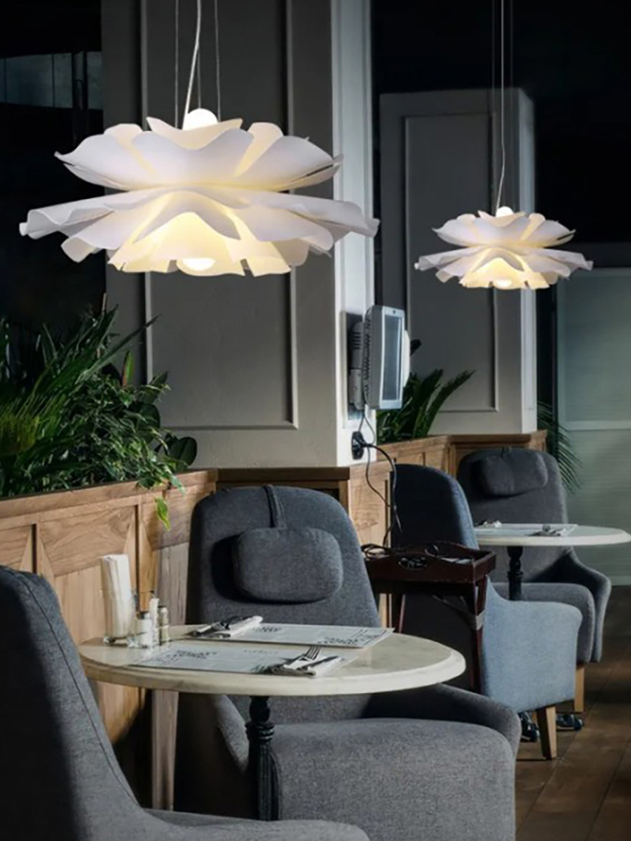 Nordic Flower Pendelleuchte in einer Sitzszene