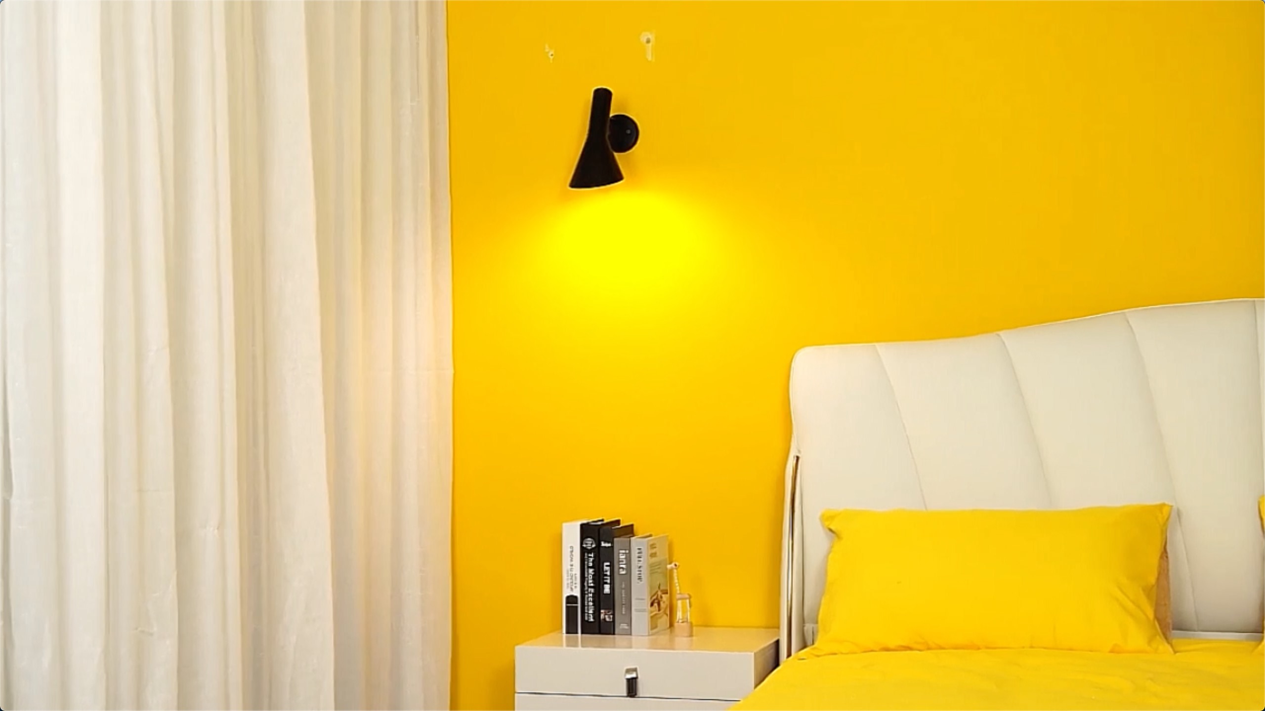 AJ Wandleuchte in gelbem Schlafzimmer