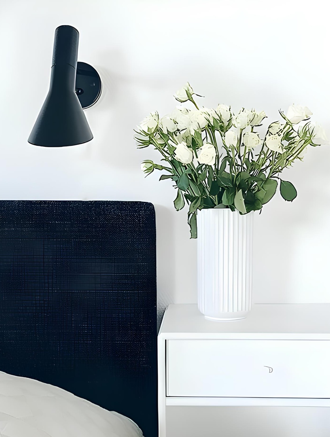 AJ Wandleuchte in Schlafzimmer mit Vase