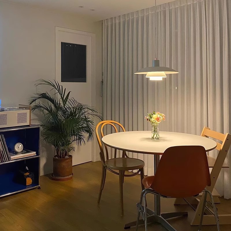 Graue Pendelleuchte im Wohnraum