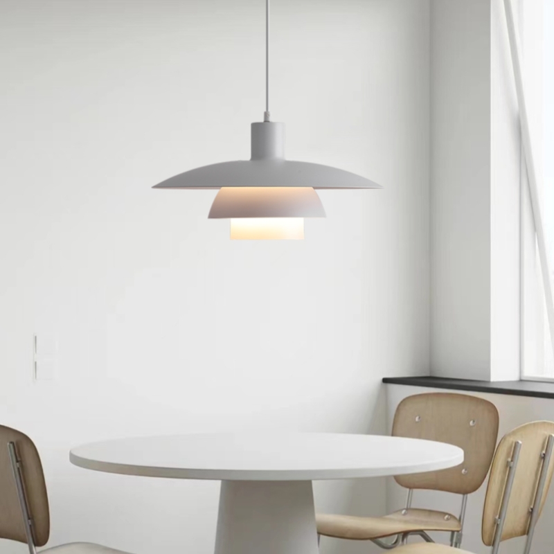 Pendelleuchte in warmem Esszimmer