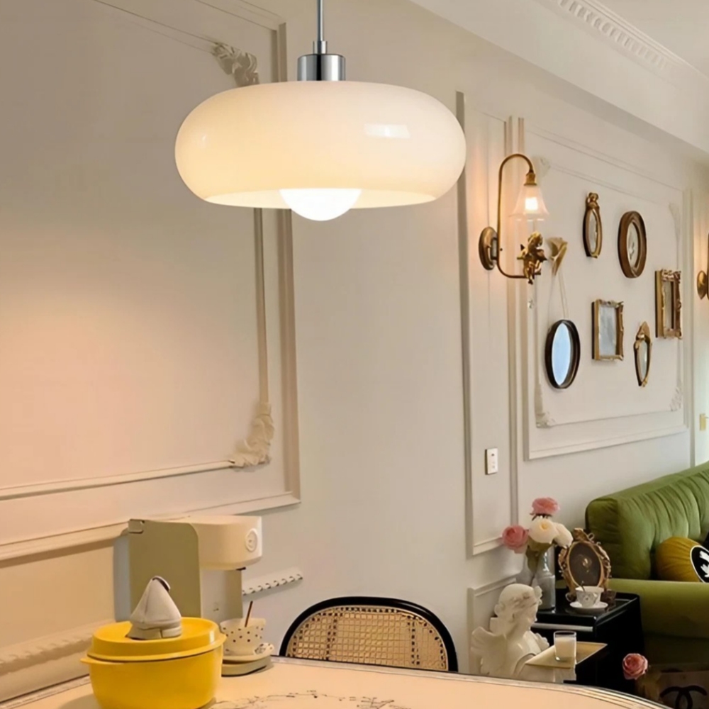 Weiße Nordic Bauhaus Glas-Pendelleuchte im Raum