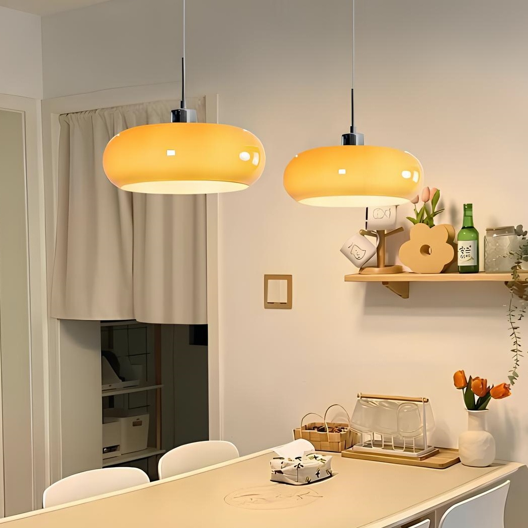 Zwei orange Pendelleuchten in Küche