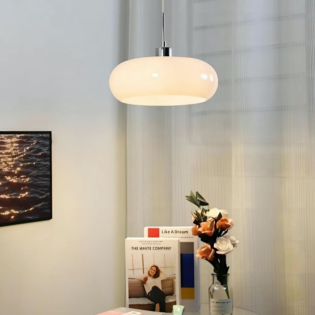 Weiße Pendelleuchte neben Blumen