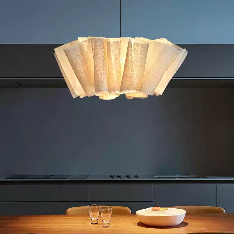 Kundenfoto der Nordic Linen Pendelleuchte über einem Tisch