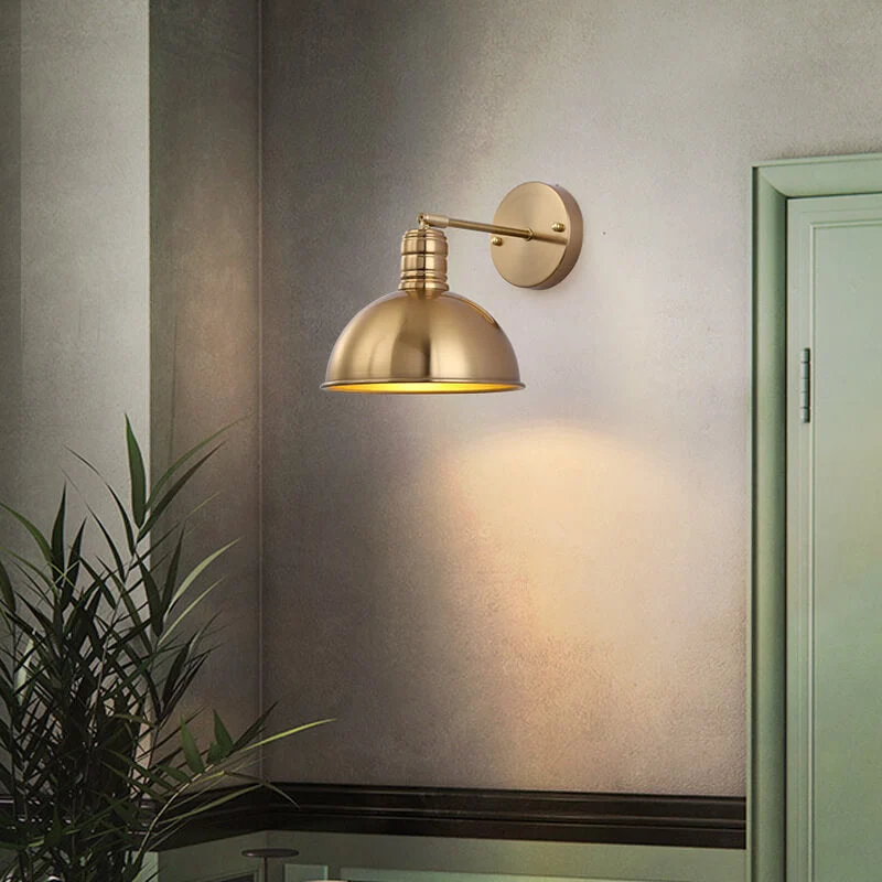 Messingfarbene Wandleuchte mit warmem Licht