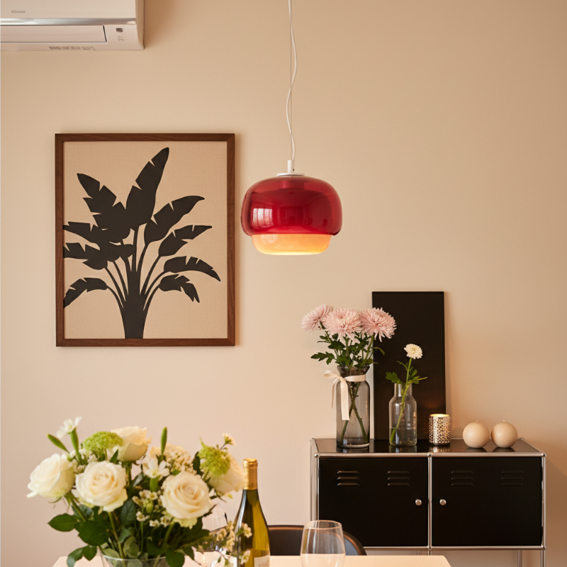 Rote Kinoko Pendelleuchte mit Blumenarrangement