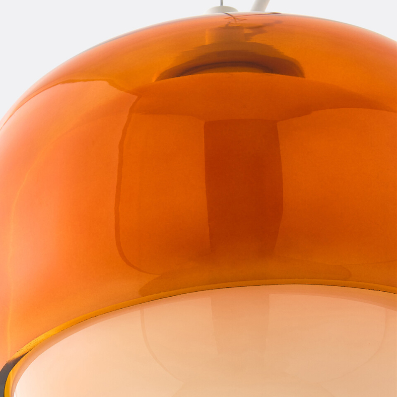 Nahaufnahme der orangefarbenen Glasleuchte