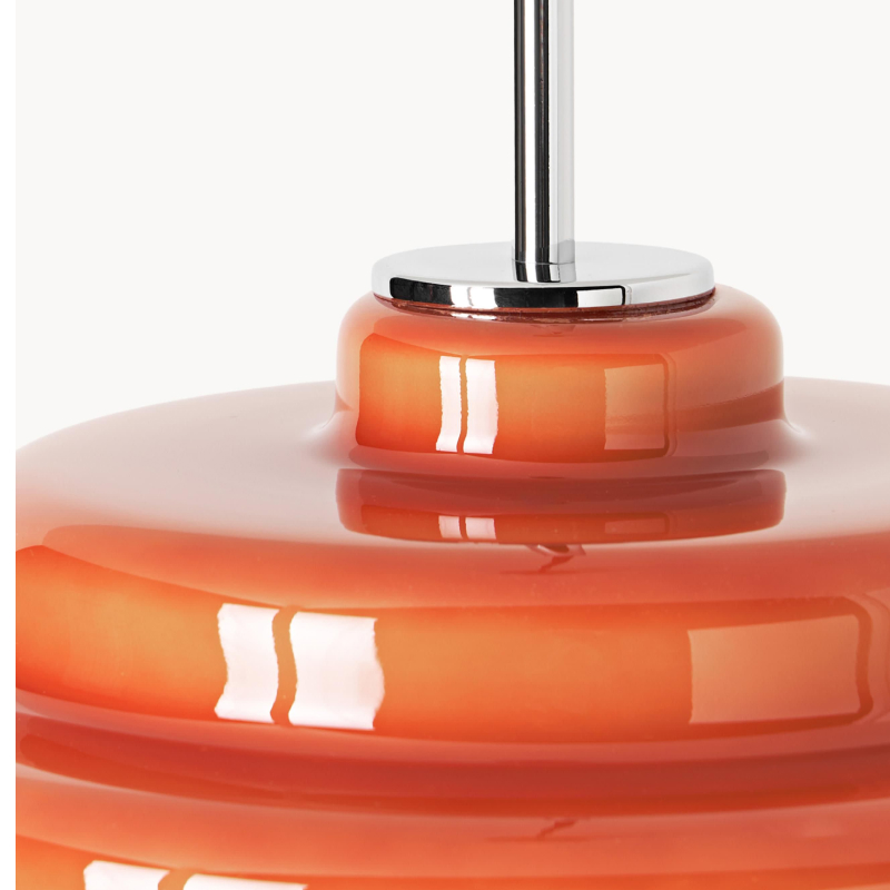 Detail der Koloro Millie Glasstufen und Chromoberfläche