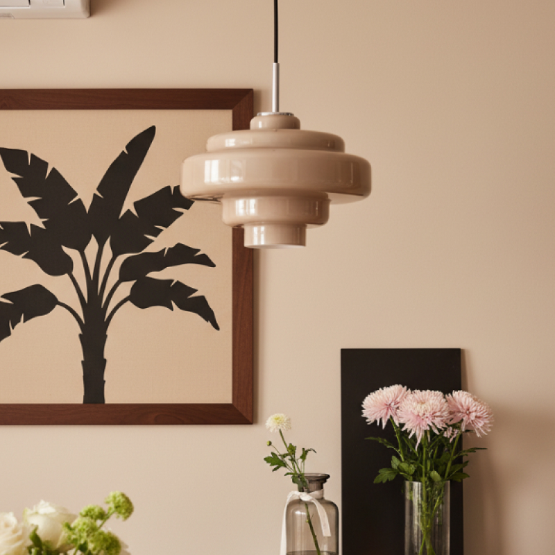 Helle Koloro Millie Pendelleuchte neben Blumen