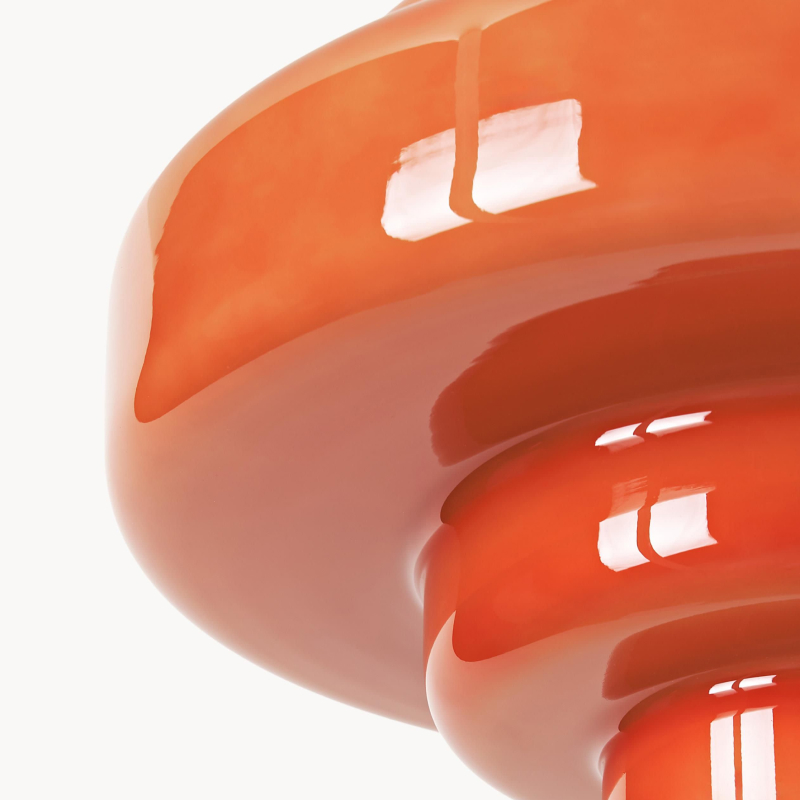 Nahaufnahme der orangefarbenen Glasschale